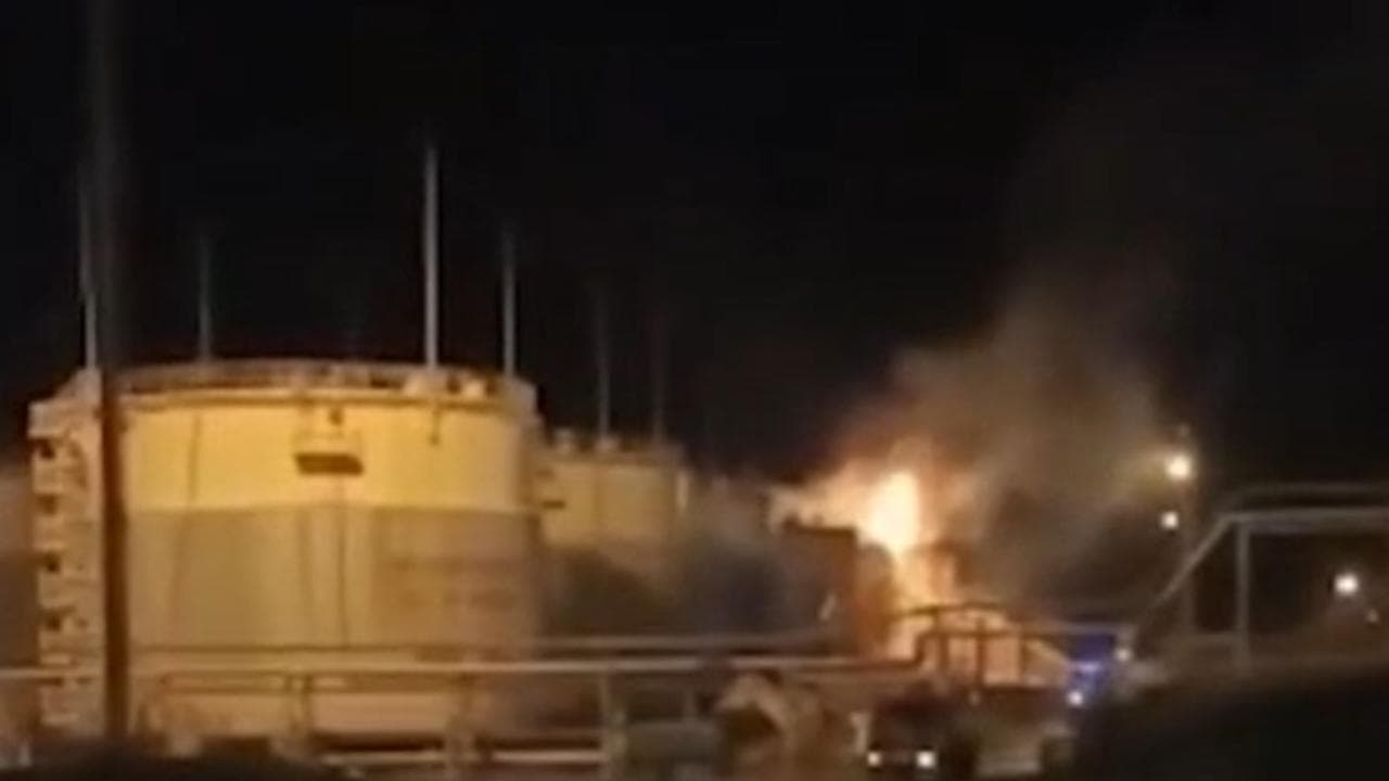 Russia, attacco con droni alla raffineria di Ilsky: le immagini dell'incendio