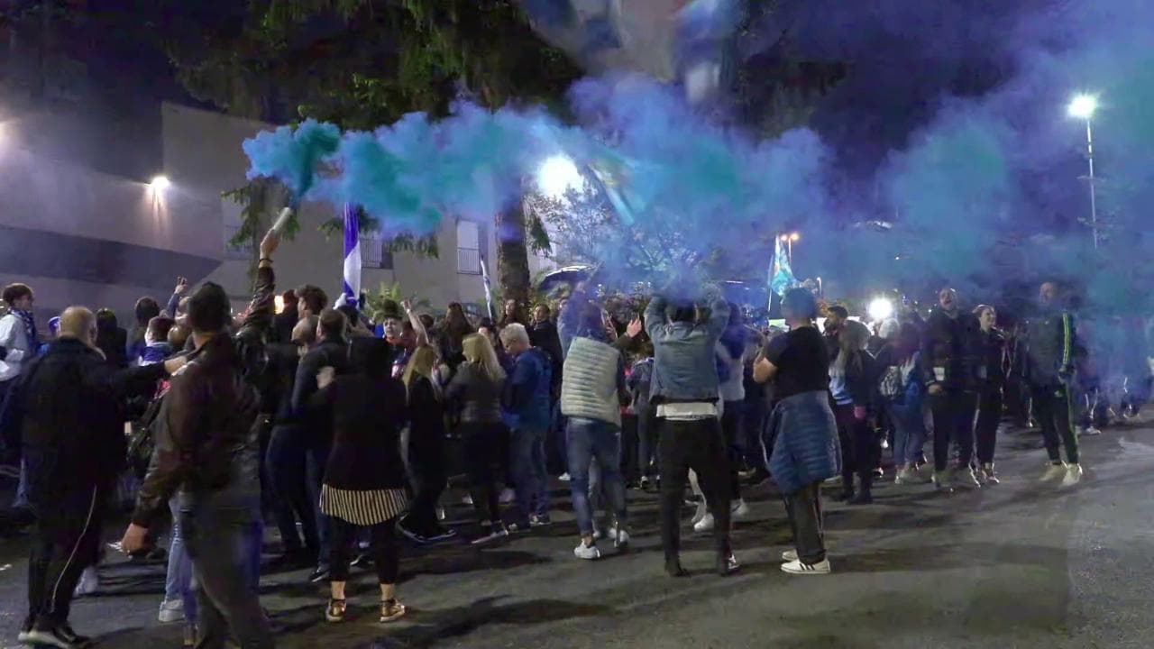 I tifosi del Napoli a Udine fuori dall'albergo incitano la squadra