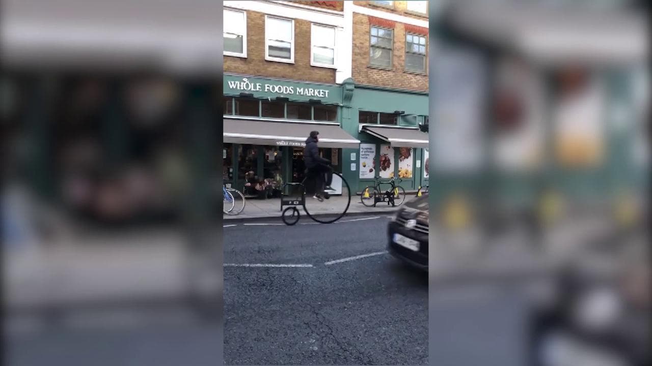 Londra, gira in città con un velocipede. Probabilmente non lo sapeva guidare