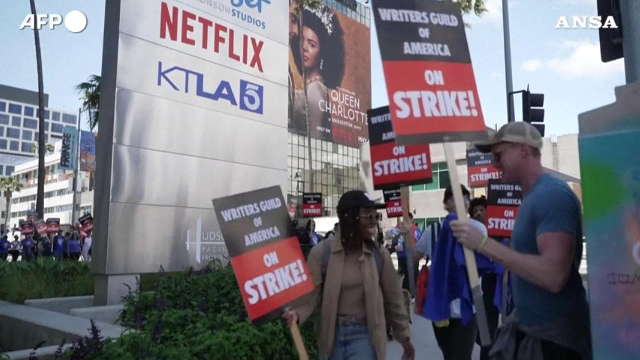 Hollywood si ferma: gli sceneggiatori in sciopero protestano davanti alla sede di Netflix
