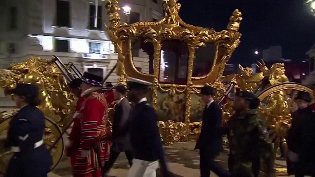 Re Carlo, prove generali di incoronazione: il corteo reale sfila nella notte a Londra