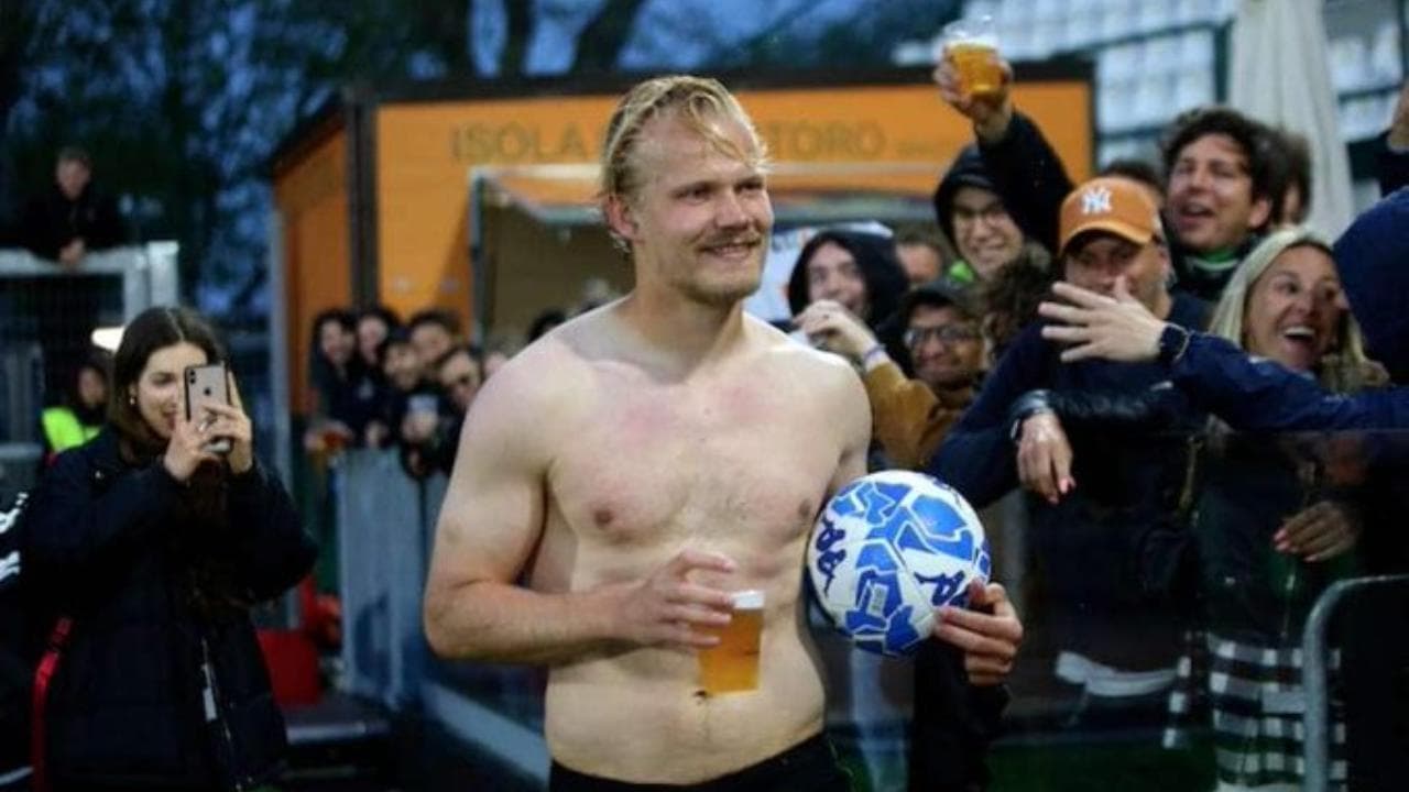 Joel Pohjanpalo, l'idolo di Venezia: segna 4 gol, poi si beve una birra in campo per festeggiare