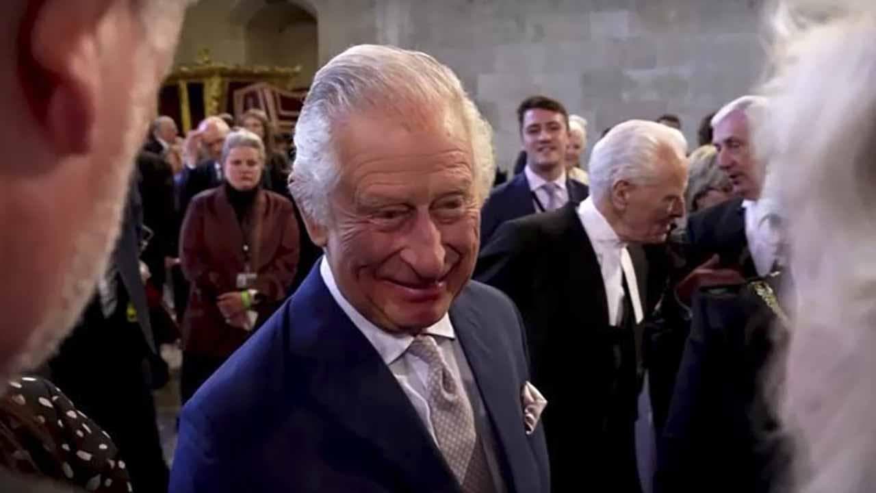 Re Carlo al ricevimento dei parlamentari a Westminster pochi giorni prima dell'incoronazione