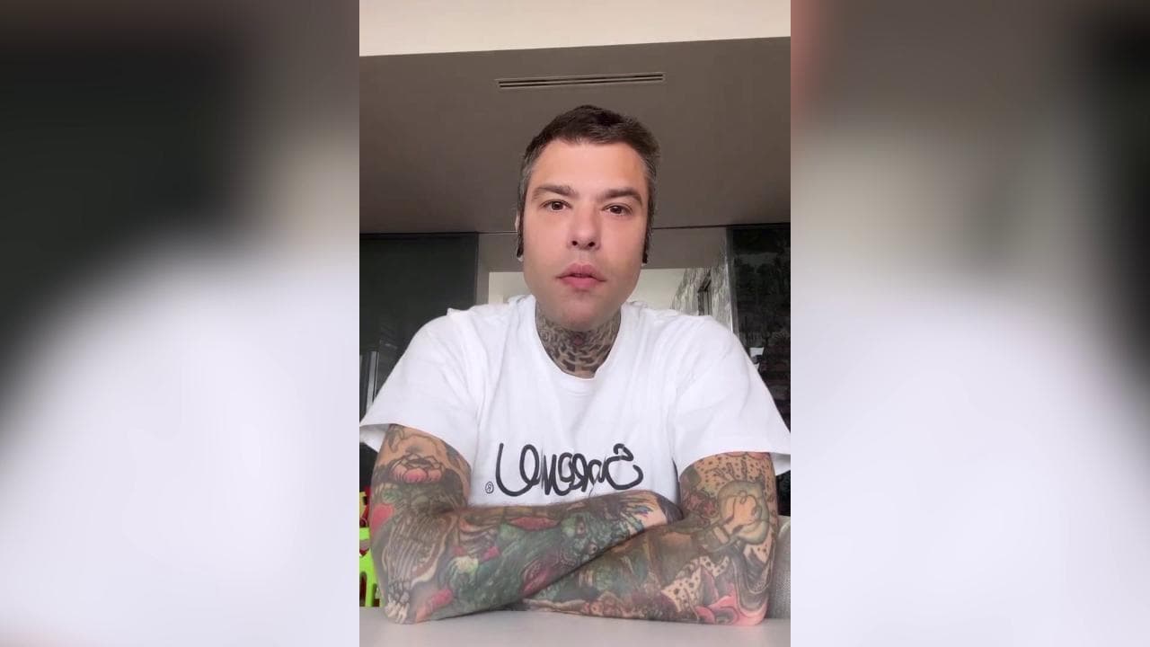 Fedez, di nuovo in sala operatoria: "C'era un problema con i punti, ora avrò una cicatrice carina"