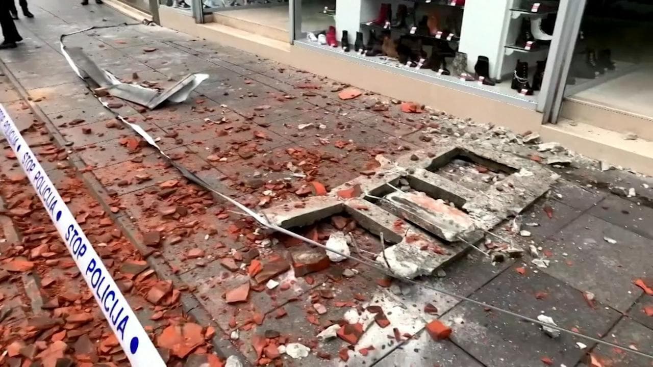 Terremoto Croazia, crollati calcinacci e detriti in strada a Zagabria