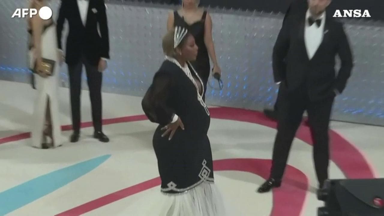 Serena Williams di nuovo incinta: svela a sorpresa il pancione al Met Gala