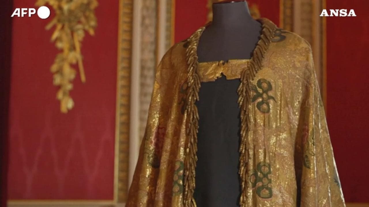 Carlo III, presentati a Buckingham Palace gli abiti dell'incoronazione