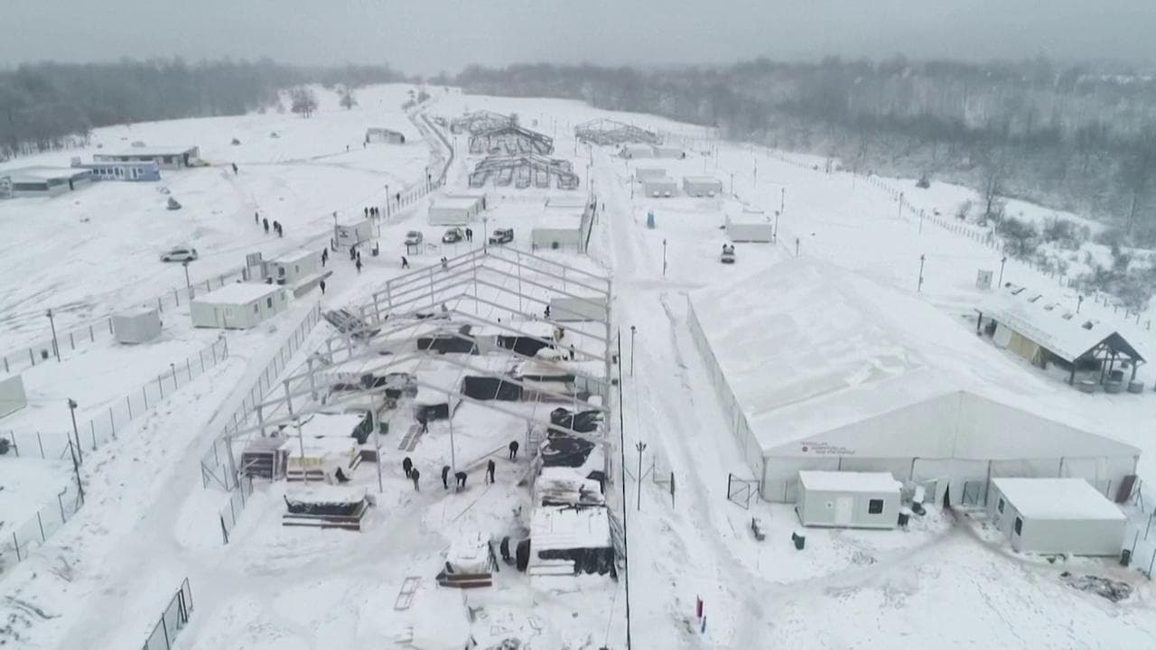 Bosnia, centinaia di migranti bloccati nella neve al confine con la Croazia