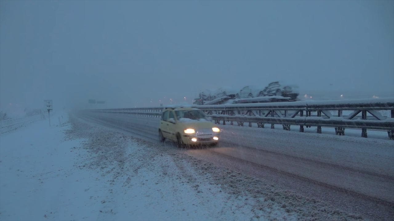 Maltempo, forte nevicata sulla A21: disagi alla viabilità