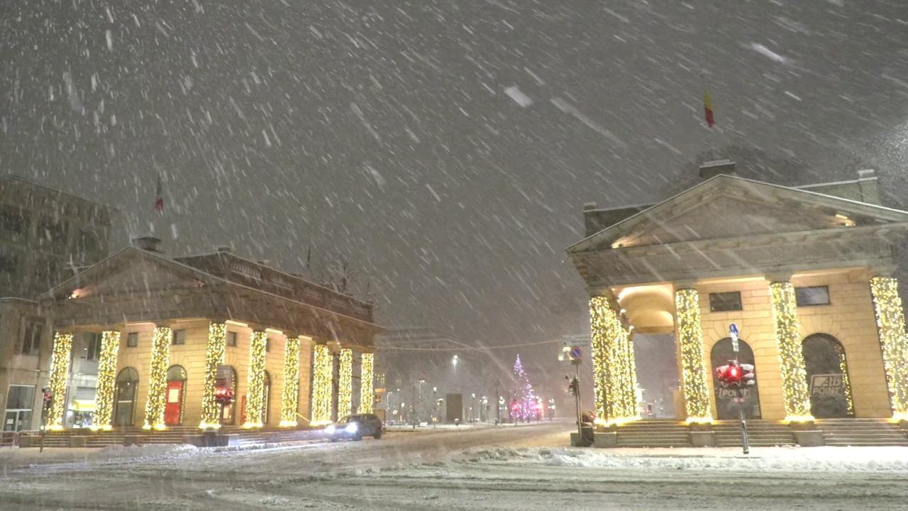 Maltempo, fitta nevicata a Bergamo: la città si sveglia così
