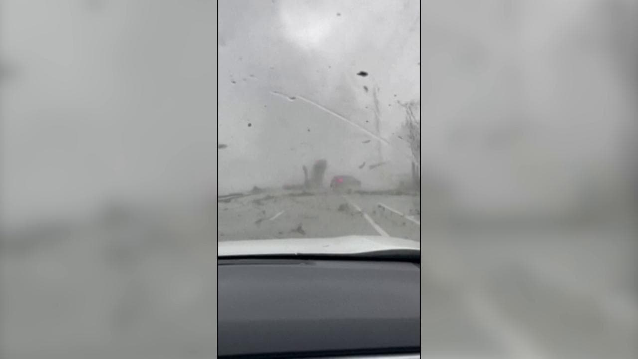 Florida, tornado a Palm Beach: la furia del vento ribalta un'auto sull'autostrada