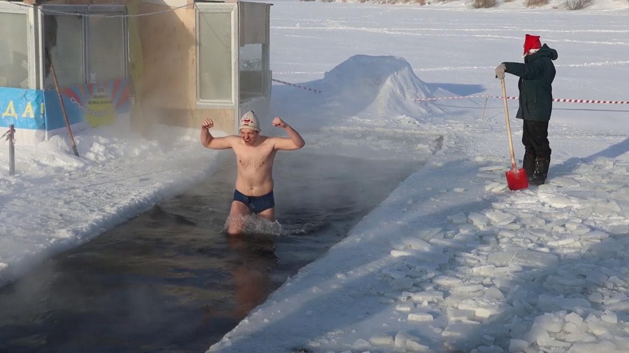 Russia, in Siberia si nuota con -30 gradi: il bagno è nell'acqua ghiacciata