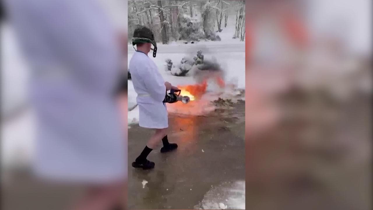 Usa, troppa neve sul vialetto di casa: invece di spazzarla utilizza un lanciafiamme