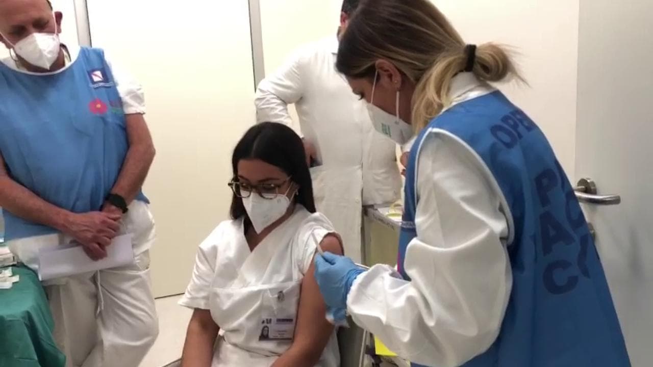 Vax Day, ha 25 anni l'infermiera più giovane vaccinata a Napoli
