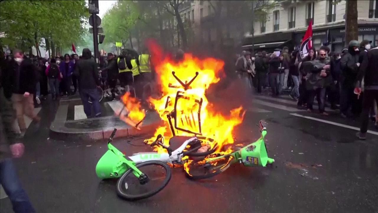 Primo maggio, scontri tra polizia e manifestanti a Parigi: bici in fiamme, fumogeni e violenze