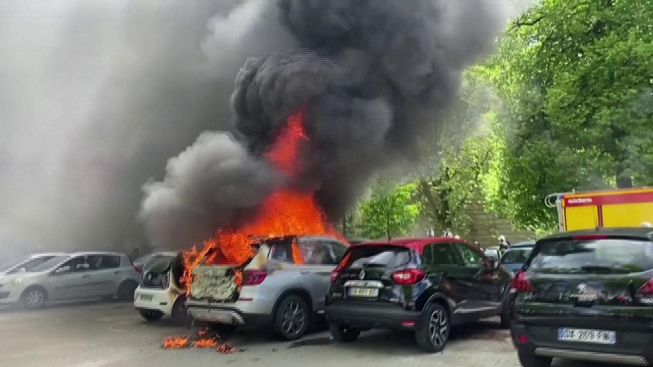 Primo Maggio di proteste in Francia: a Nantes un'auto viene data alle fiamme