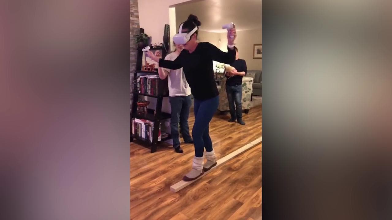 La zia prova la realtà virtuale per la prima volta e distrugge l'albero di Natale