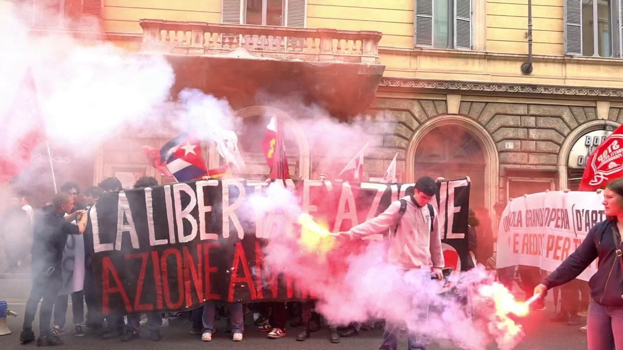 Roma, corteo contro Cdm sul lavoro: uova sulla presidenza del Consiglio