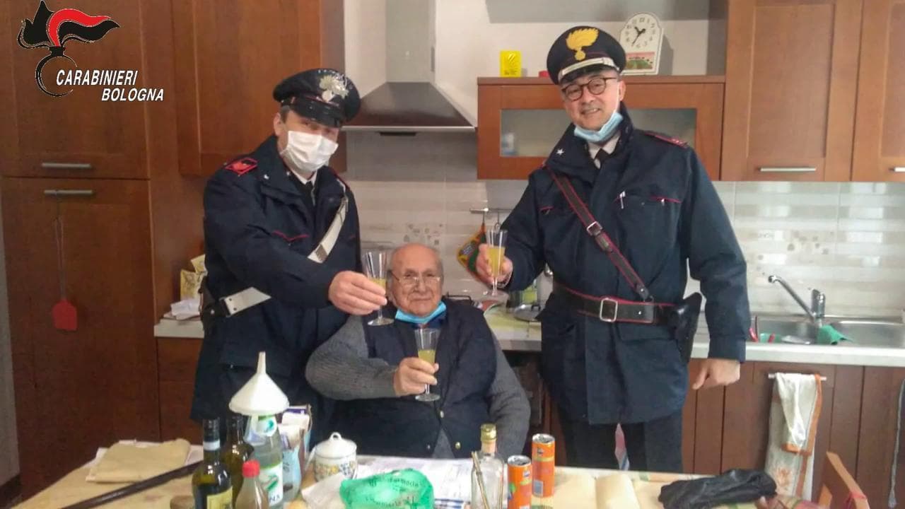 Bologna, la telefonata di Fiorenzo, 94 anni, ai carabinieri: "Sono solo, passate per un brindisi?"
