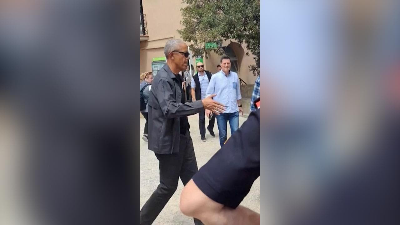 Barack Obama e Steven Spielberg in visita con le mogli al monastero di Montserrat dopo il concerto di Bruce Springsteen