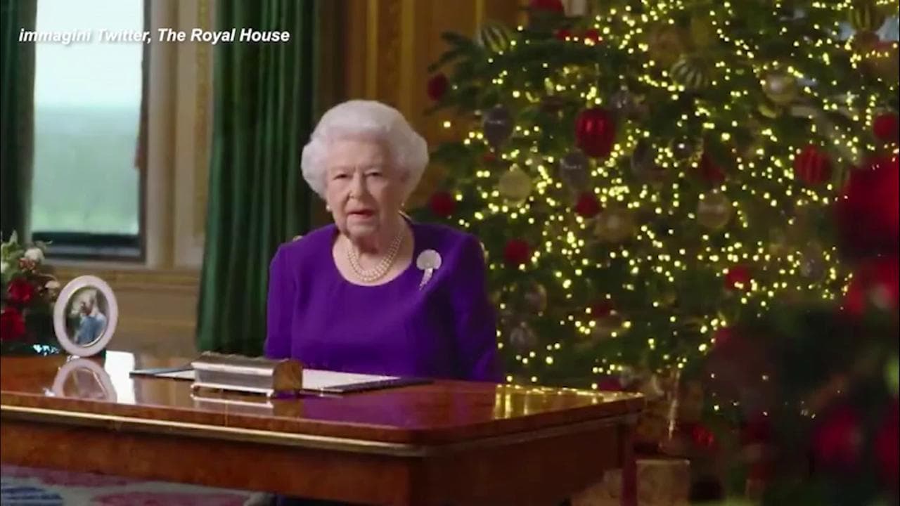 Gb, il discorso di Natale della regina Elisabetta: "Molti vorrebbero solo un abbraccio"