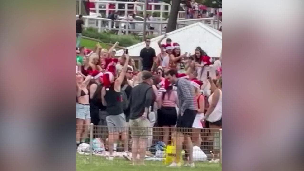 Sydney, mega party di Natale in spiaggia contro tutte le norme covid: interviene polizia antisommossa