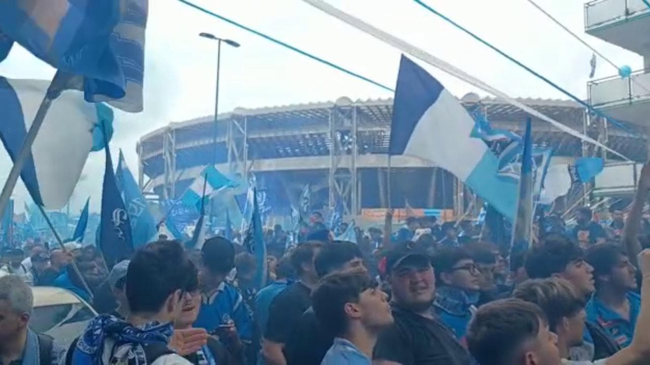 Napoli, folla e cori fuori al Maradona