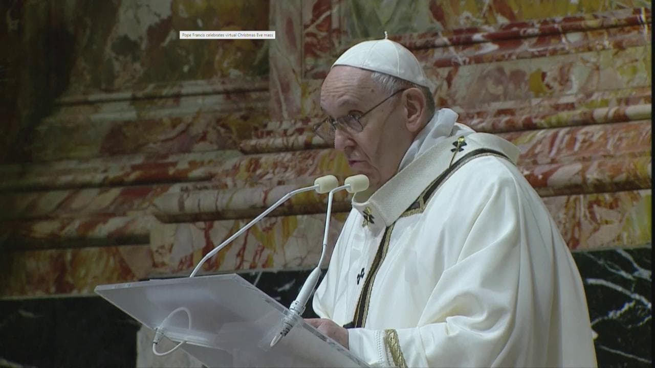 Messa di Natale, il Papa: "Usciremo dal tunnel, non perdiamoci d'animo"