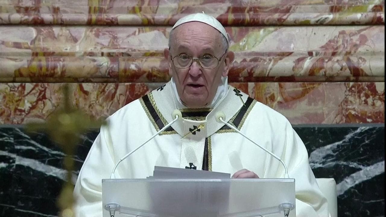 Messa di Natale, il Papa: "Gesù nato scartato perché ogni scartato è figlio di Dio"