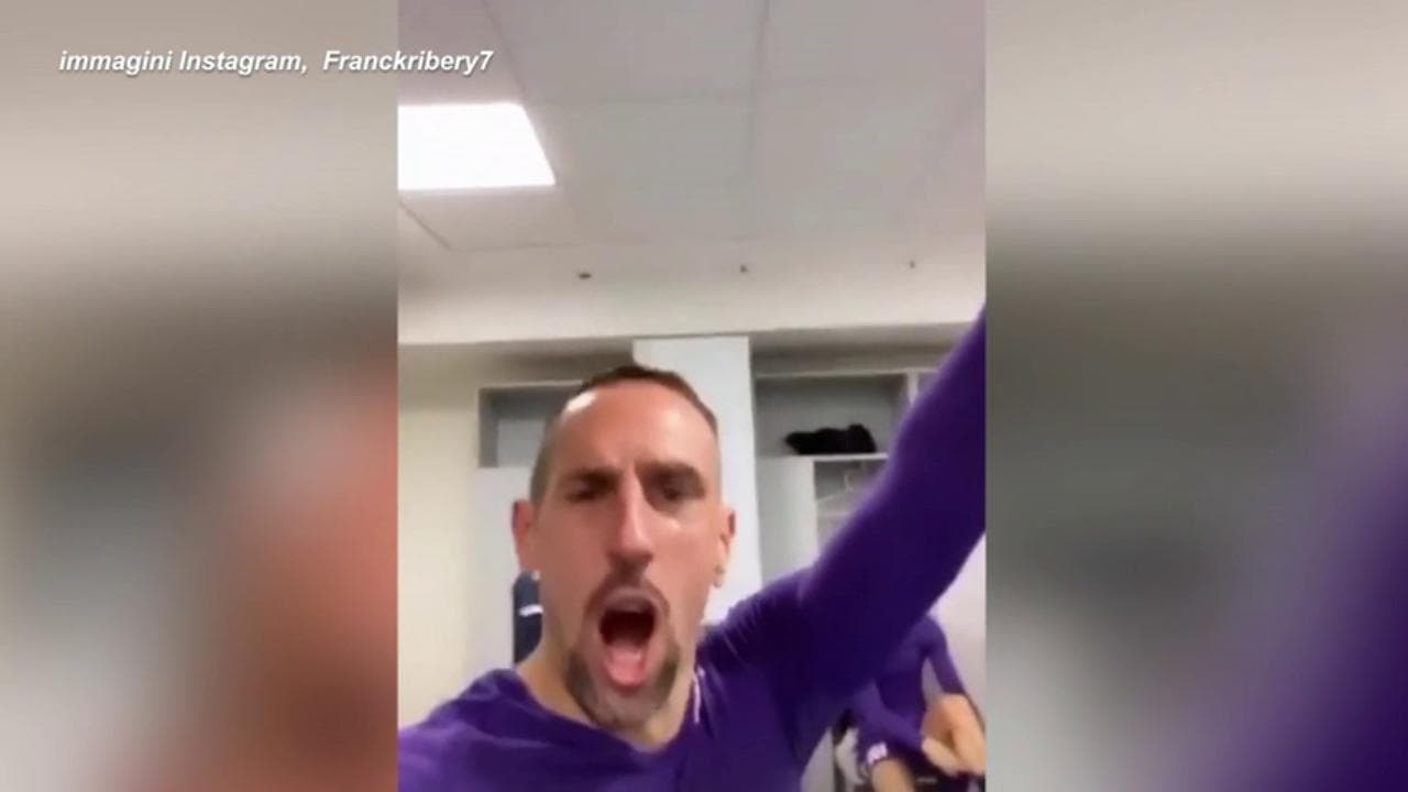 Calcio, Ribery scatenato dopo il trionfo sulla Juventus: è festa grande negli spogliatoi dei viola