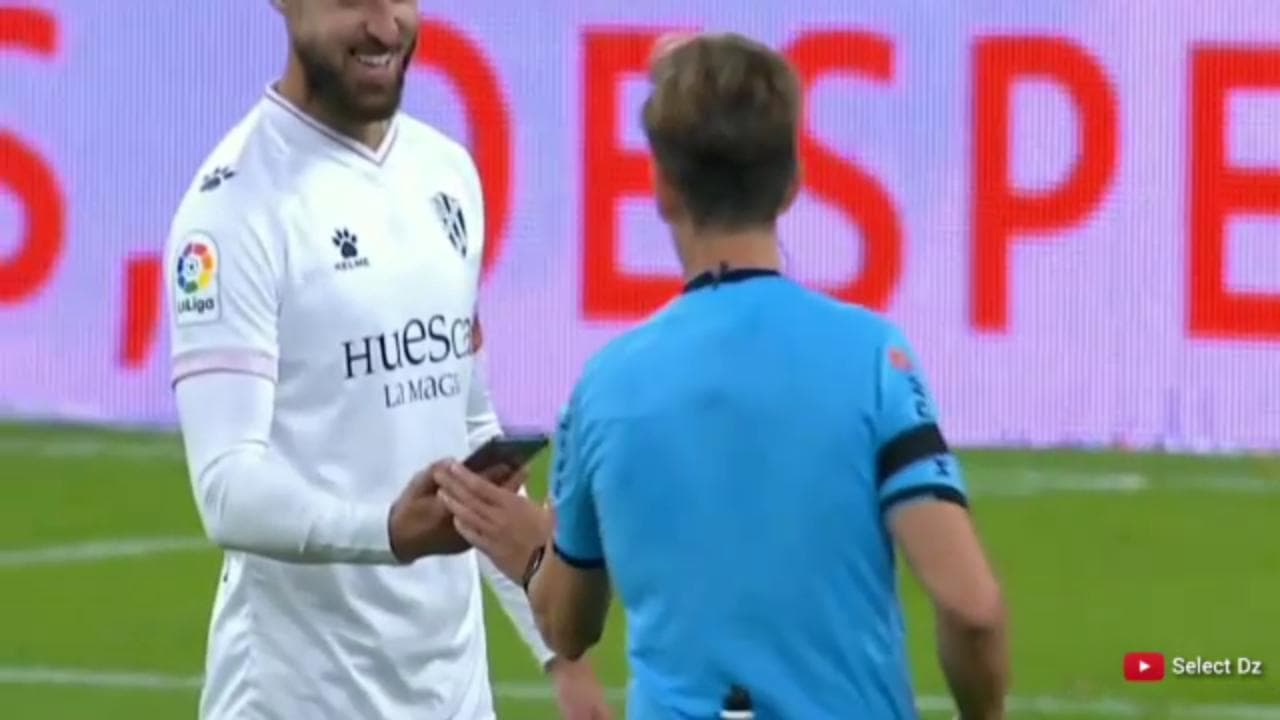 Liga, c'è un cellulare in campo: il calciatore lo consegna all'arbitro