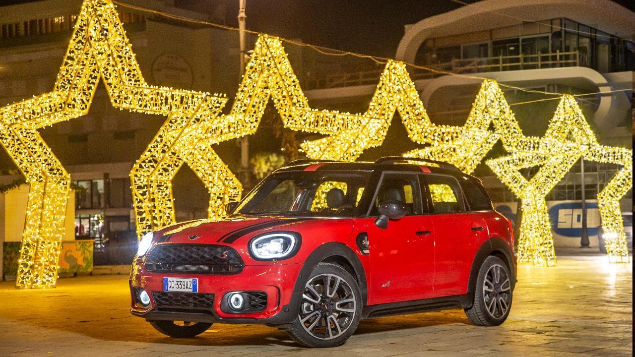 Natale, la Mini si trasforma in una pacco regalo