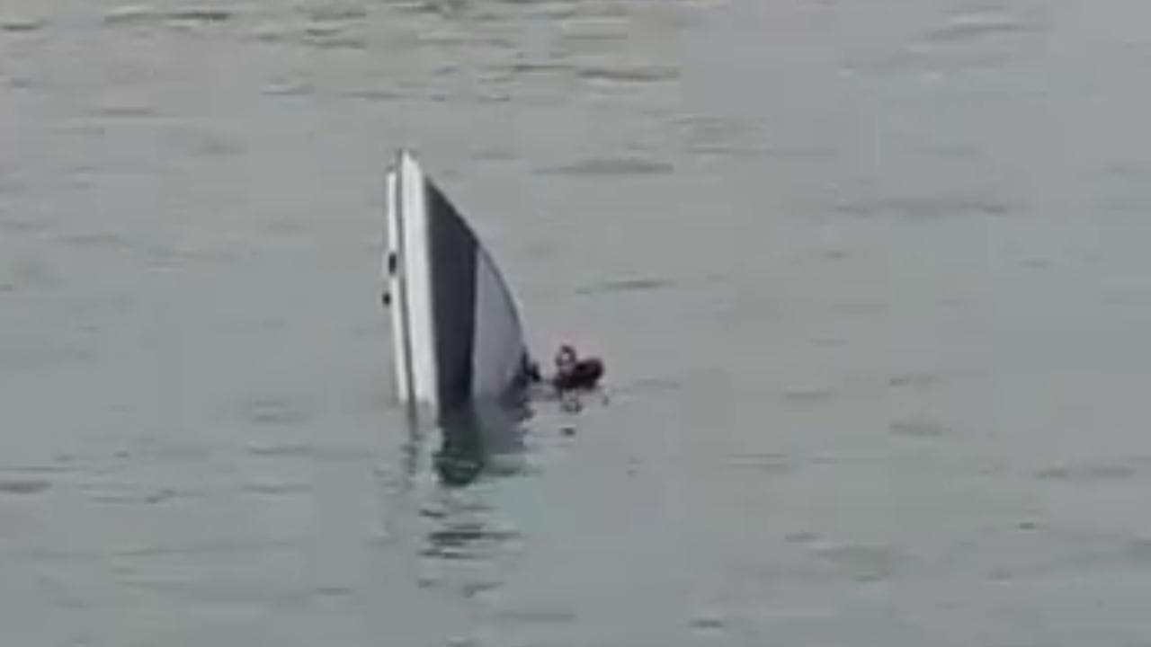 Naufragio a Venezia, il barchino si rovescia: il taxi passa a pochi metri ma non si ferma