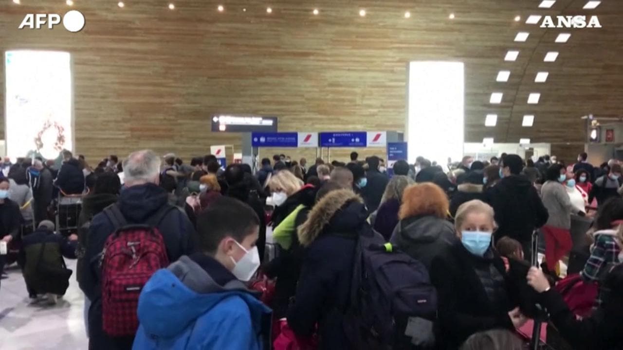 Folla all'aeroporto Charles de Gaulle di Parigi nel weekend prima di Natale