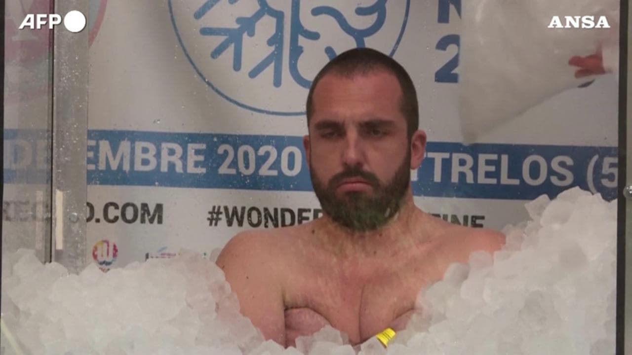 "Ice man" francese da record: rimane immerso nel ghiaccio per 2 ore e 35 minuti