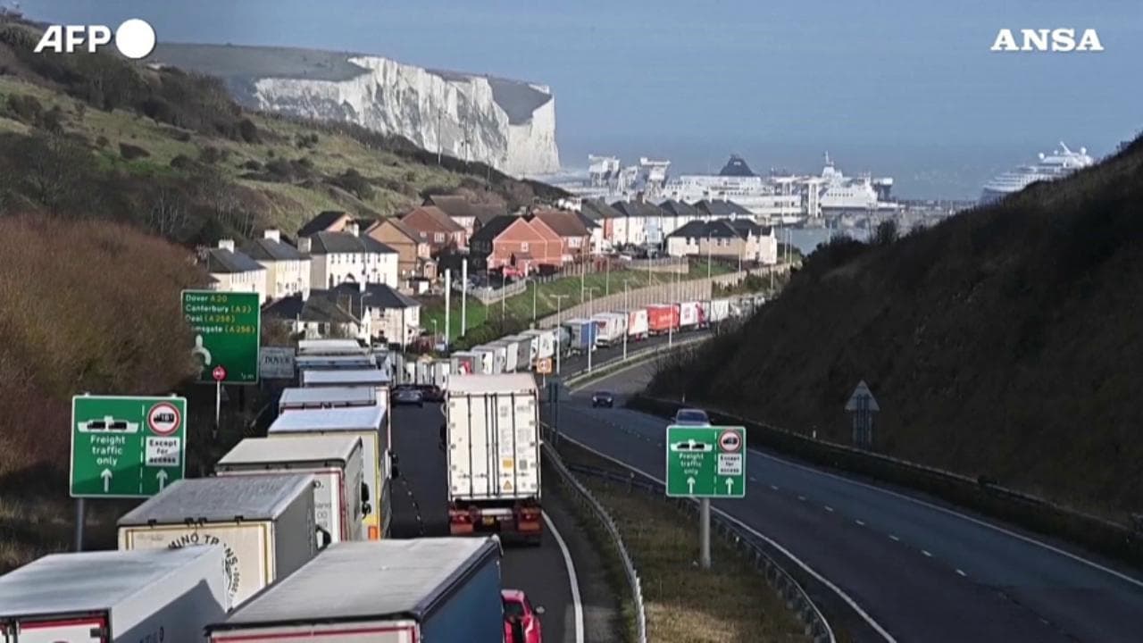 Code chilometriche di tir sulla Manica: si fanno scorte in vista della Brexit
