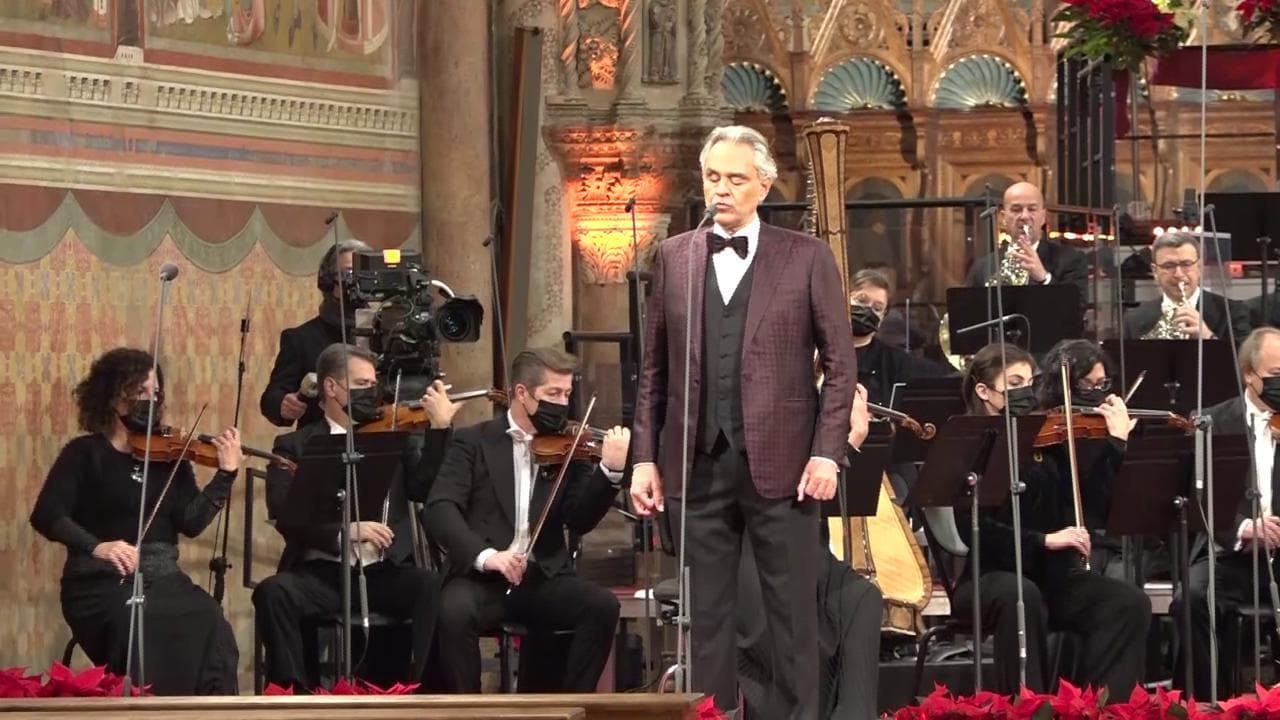Assisi, Bocelli canta nella Basilica di San Francesco per il concerto di Natale