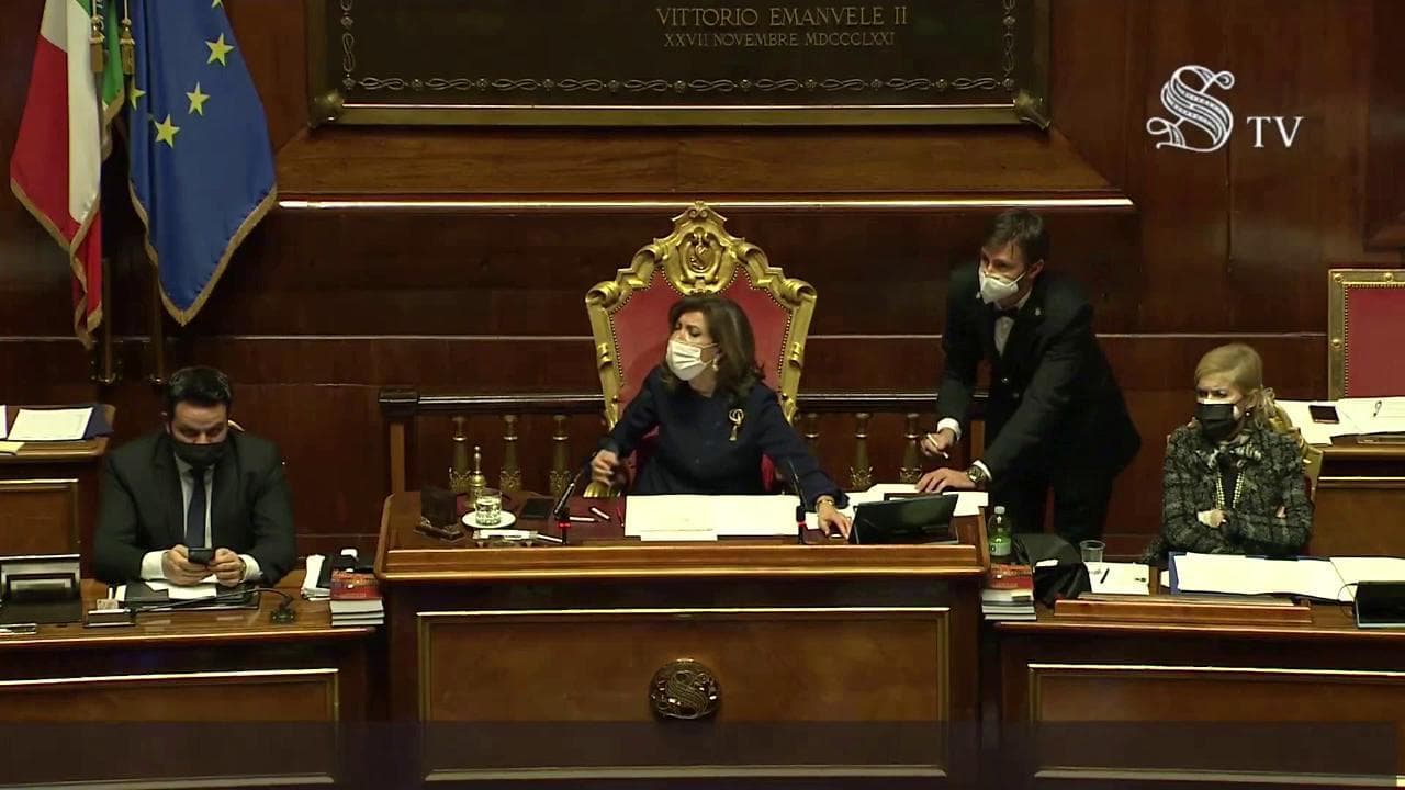 Dl Migranti, Salvini in Senato: "Questi se ne strafot... della vita degli italiani". E scoppia il caos