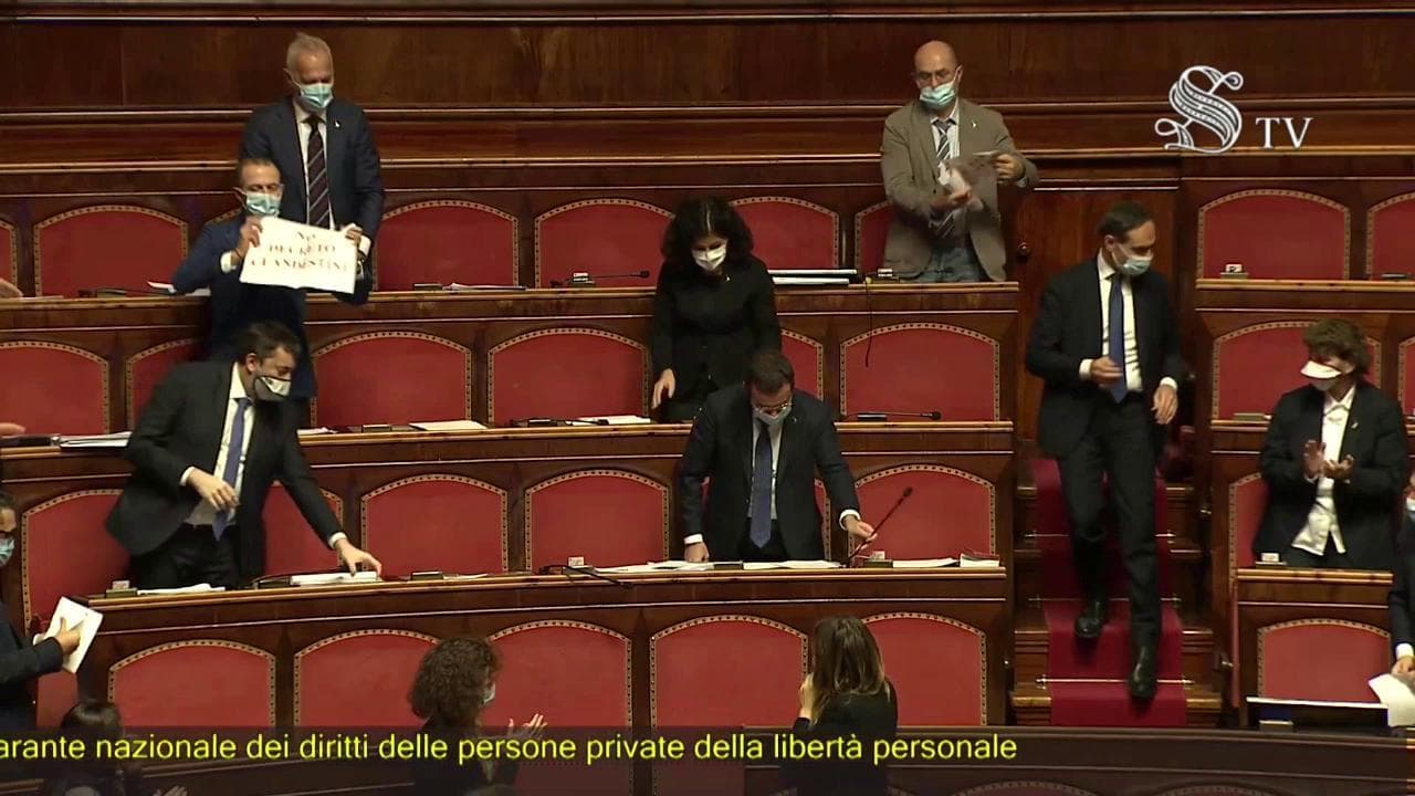 Dl Migranti, bagarre al Senato: la Lega protesta con cartelli e fischietti