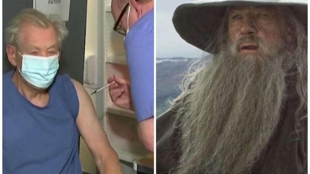 Coronavirus, Ian McKellen - il Gandalf del Signore degli Anelli - riceve il vaccino anti-Covid: "Lo consiglio a tutti"