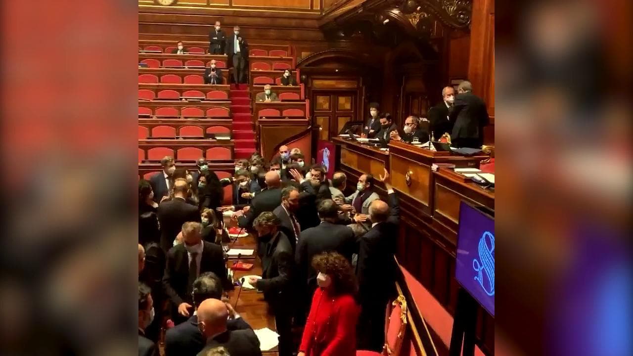 Dl Sicurezza, il governo pone la fiducia e in aula è immediata bagarre