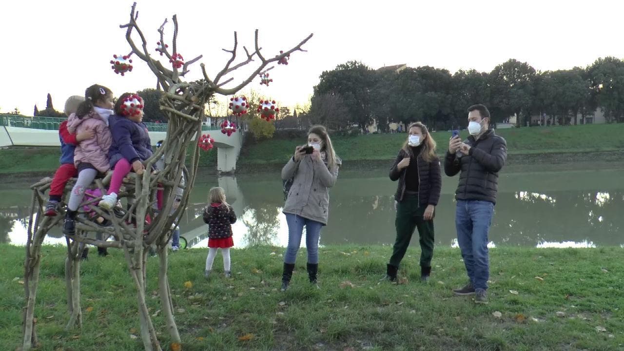 Firenze, lo streetartist inventa la renna natalizia