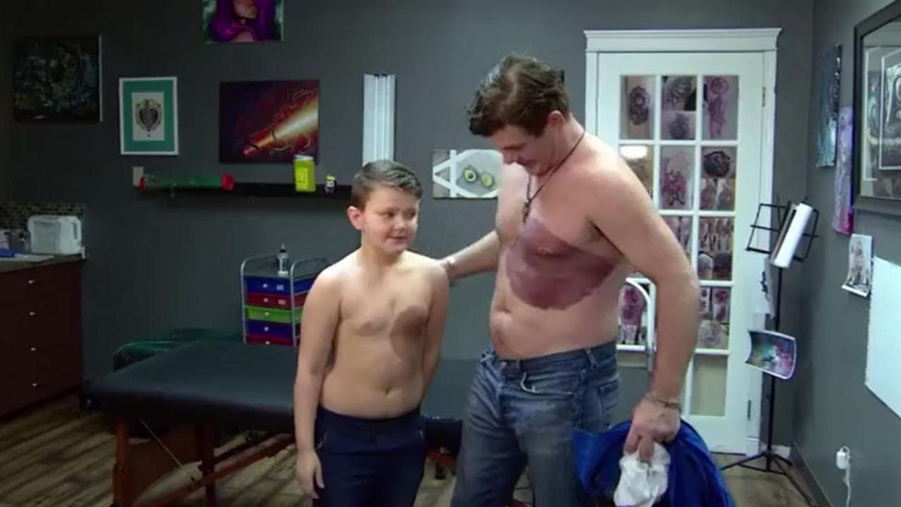 Canada, il papà sopporta un tatuaggio da trenta ore per solidarietà col figlio di otto anni