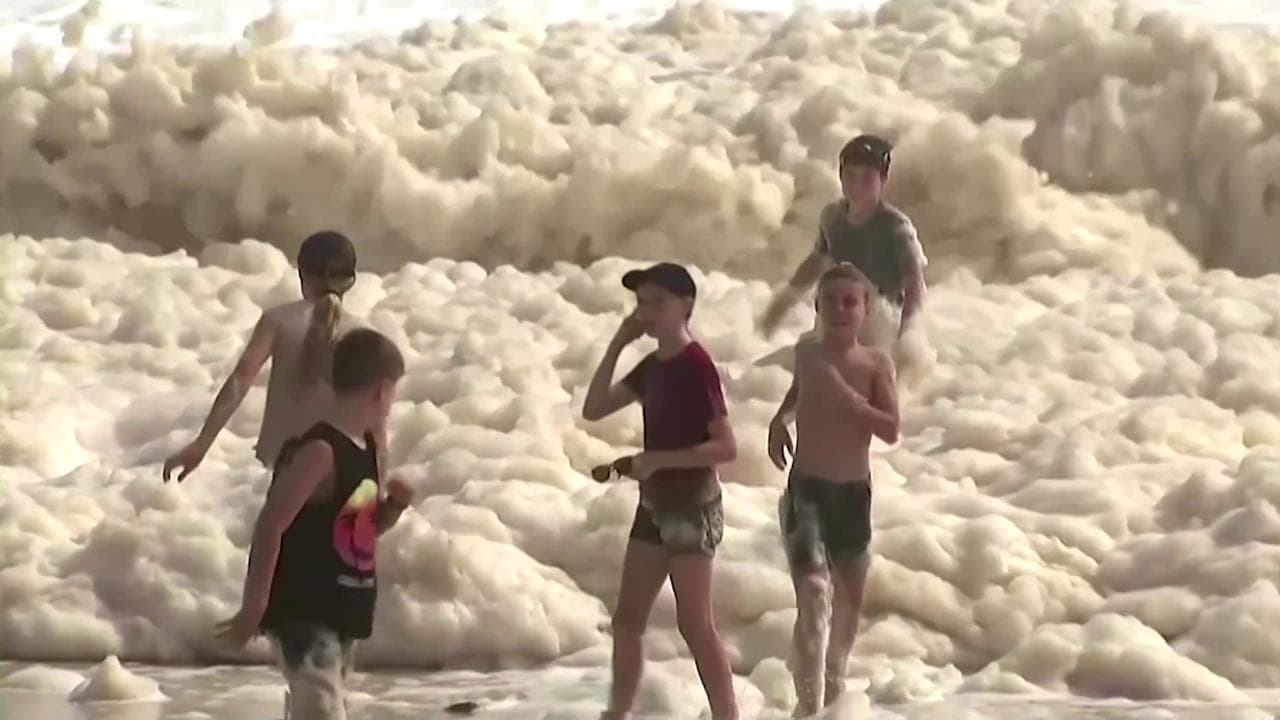 Australia, meteo estremo sulla Gold Coast: dopo la tempesta la schiuma invade la spiaggia