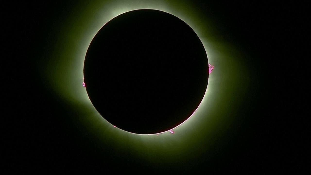 Eclissi totale di Sole visibile solo in Sud America: per oltre due minuti il giorno si è trasformato in notte