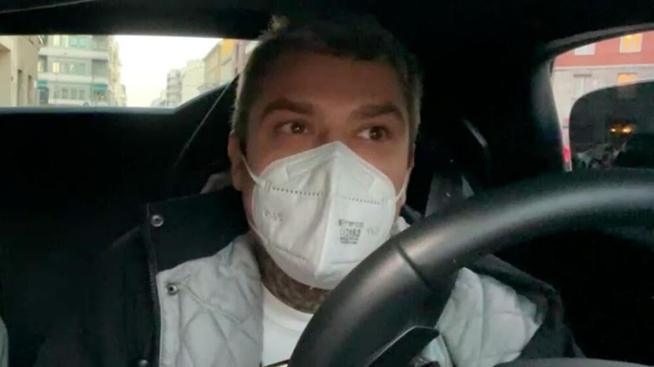 Fedez in versione Babbo Natale: consegna 1000 euro a cinque estranei a Milano