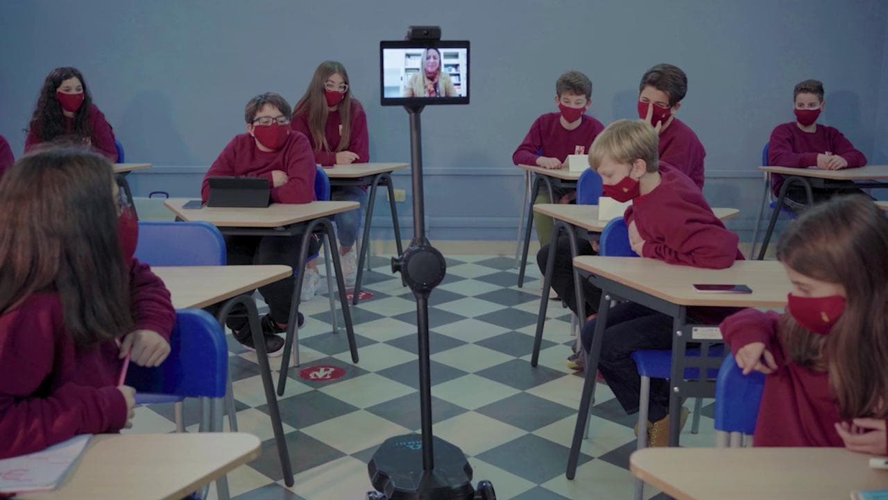 Campobasso, un robot si aggira in aula: la didattica a distanza si fa con l'avatar