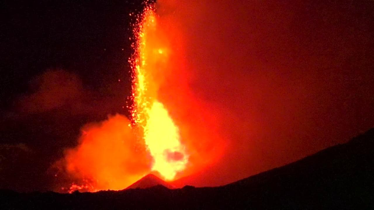 Sicilia, l'Etna torna ad eruttare: fontane di lava nella notte