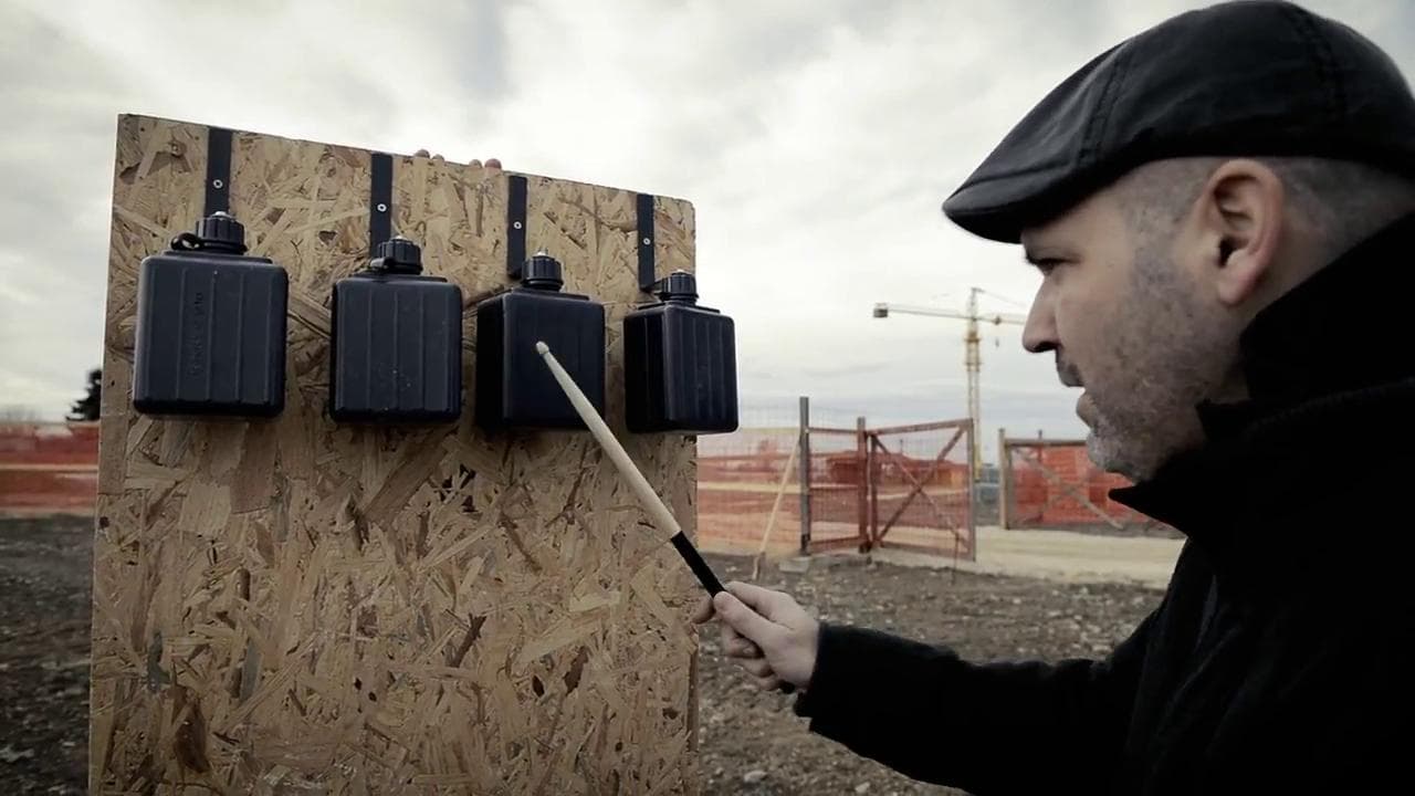 Fate la musica, non la guerra: l'artista che trasforma le armi usate nei conflitti jugoslavi in strumenti musicali