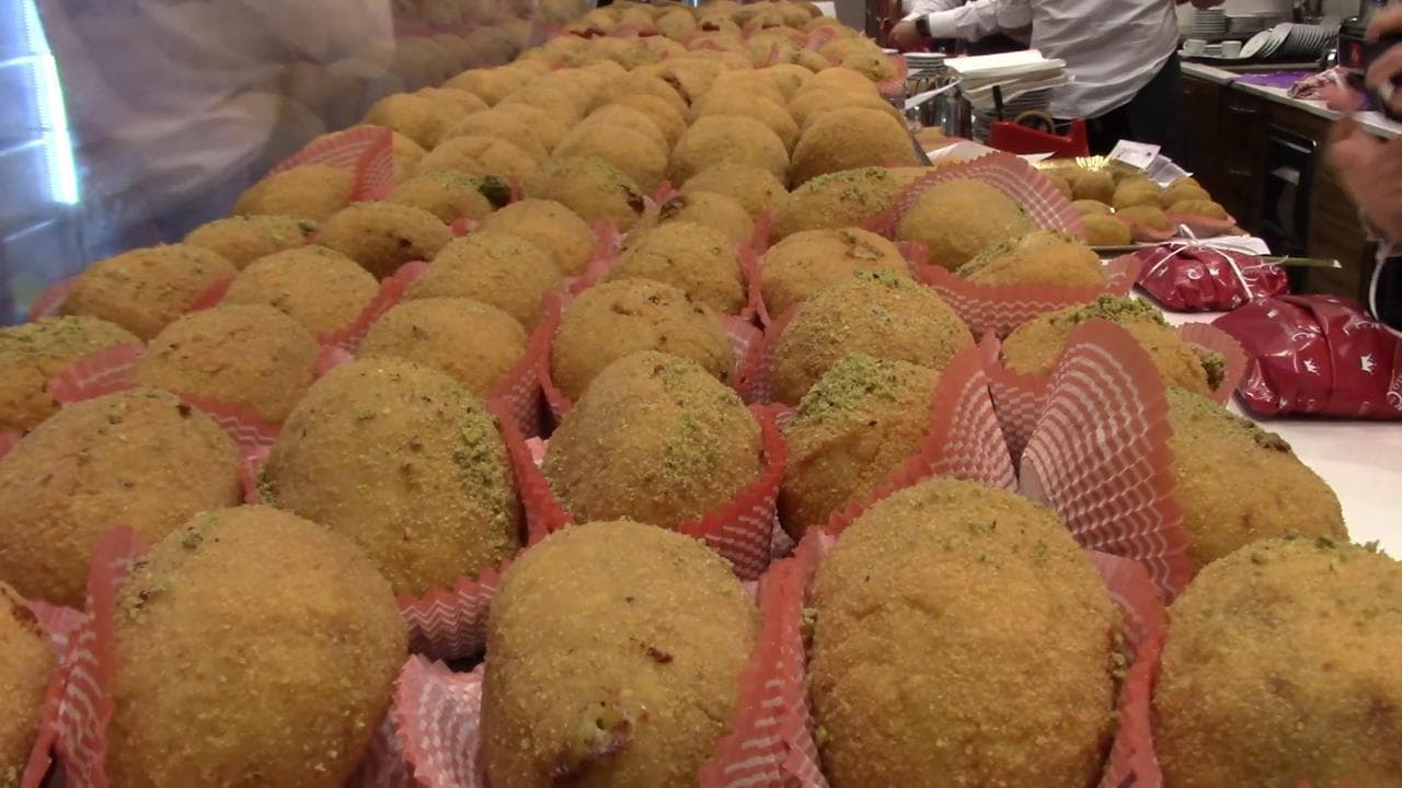 Scende la pioggia ma Palermo non rinuncia alle arancine